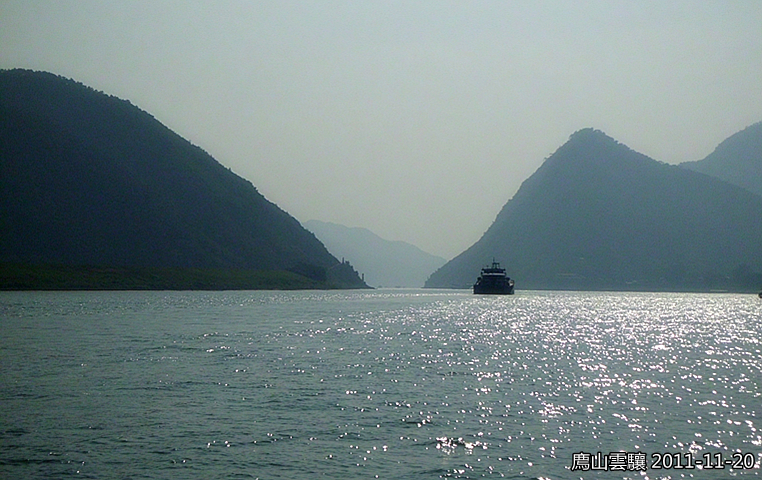 羚羊峡口南岸平头山咀.